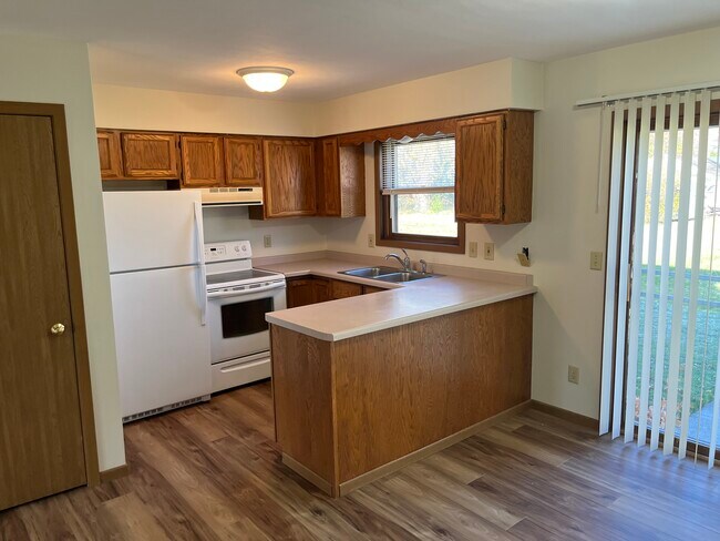 Kitchen - 581 Evans Dr