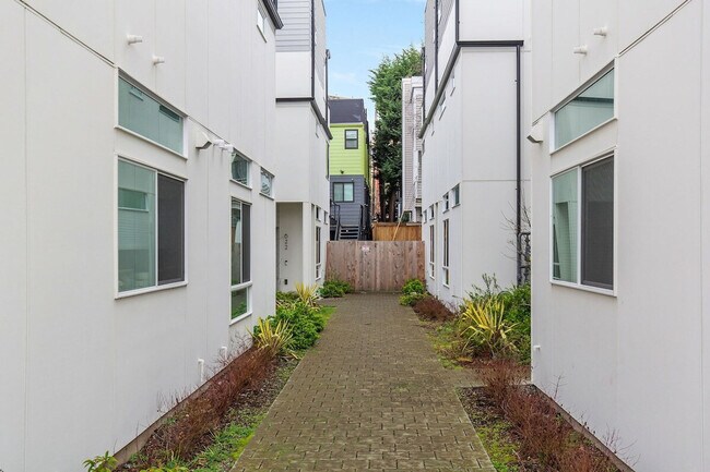 Building Photo - 628 10th Ave E