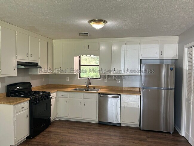 Building Photo - 102 Hill Pine Trail