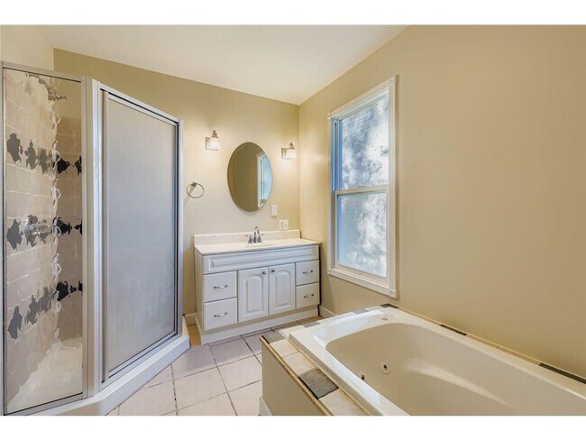 Building Photo - 988 Reaney Ave E