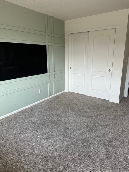 Building Photo - 9444 Castle Oaks Dr