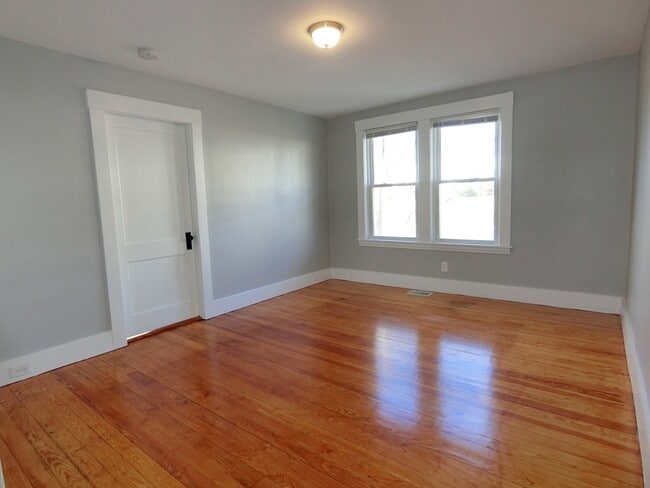 Building Photo - 19 Cross St