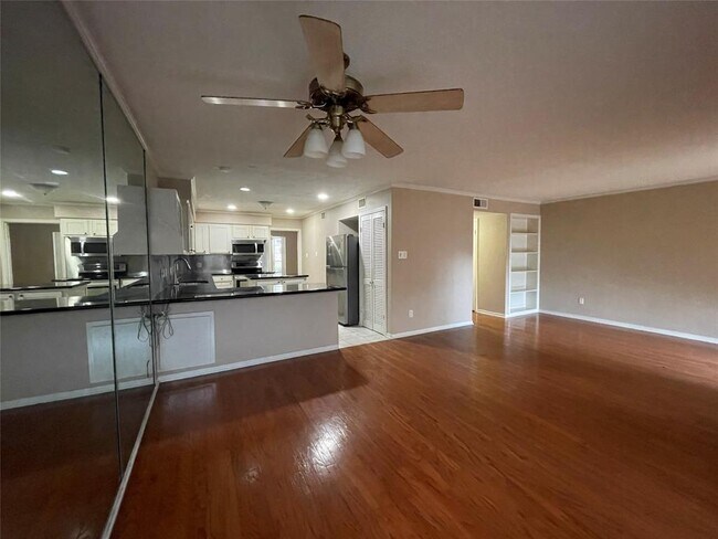 Building Photo - 1721 W Sam Houston Pkwy S