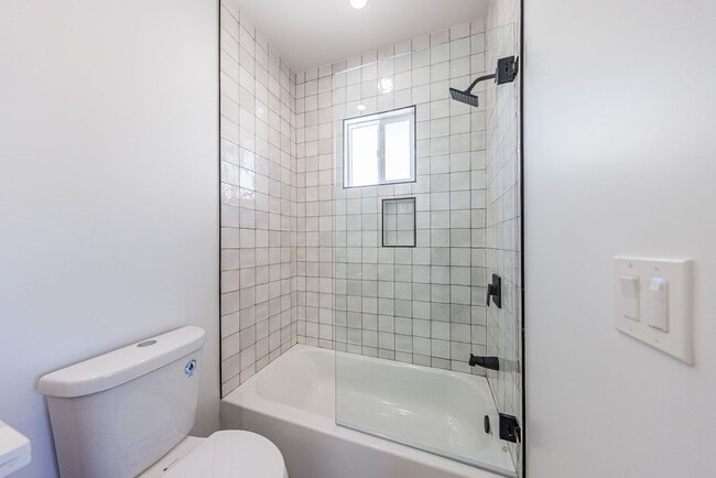 Building Photo - 2847 S Victoria Ave