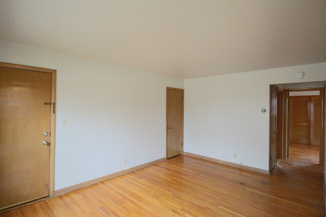 Building Photo - APPLY NOW! Cozy 2 Bedroom Lower Apartment ...