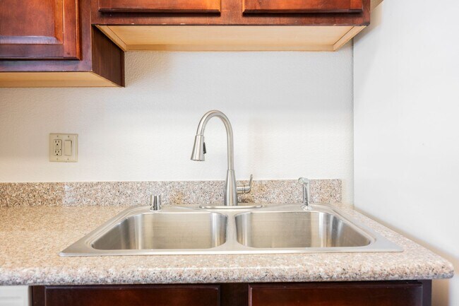 Building Photo - Beautiful 1 bedroom condo Resort style guard gated community