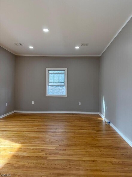 Building Photo - 191 Oakwood Ave