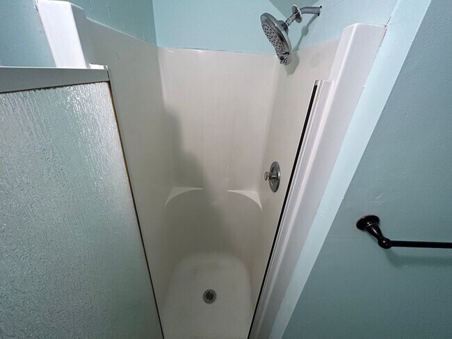 Building Photo - 4 bedroom 2 bath - Levittown