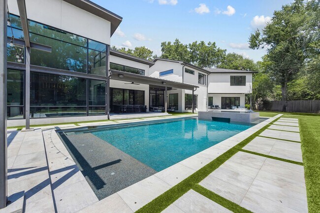 Building Photo - 12427 Pebblebrook Dr