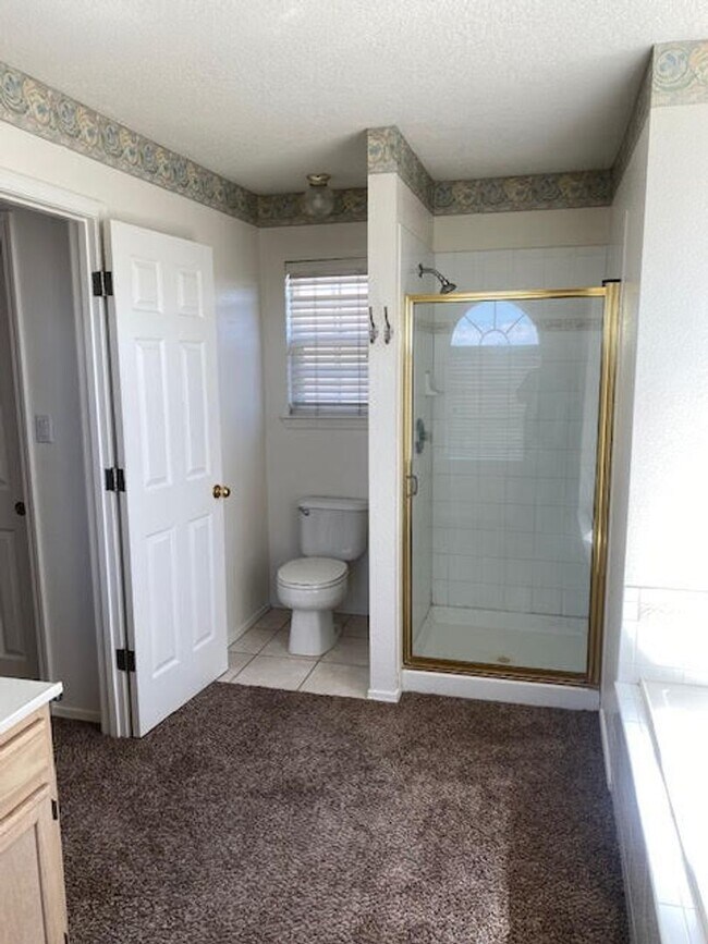 Building Photo - Spacious Two Story Home in the NE Heights ...