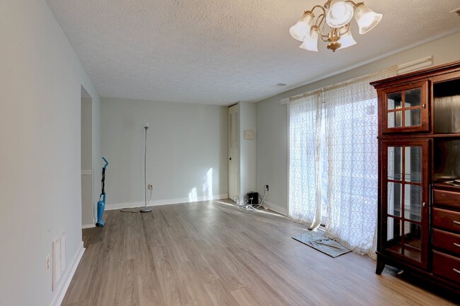 Building Photo - 3BD/1.5BA, Cozy Townhome in Silver Spring.