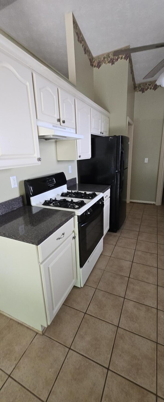 Building Photo - 3 Bedroom House