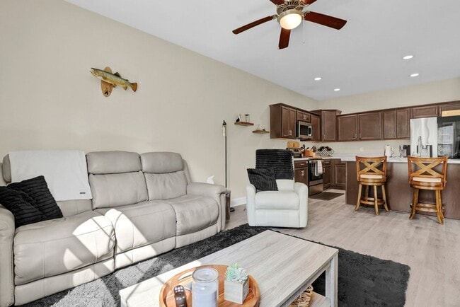 Building Photo - 424 Guppy Lp Rd