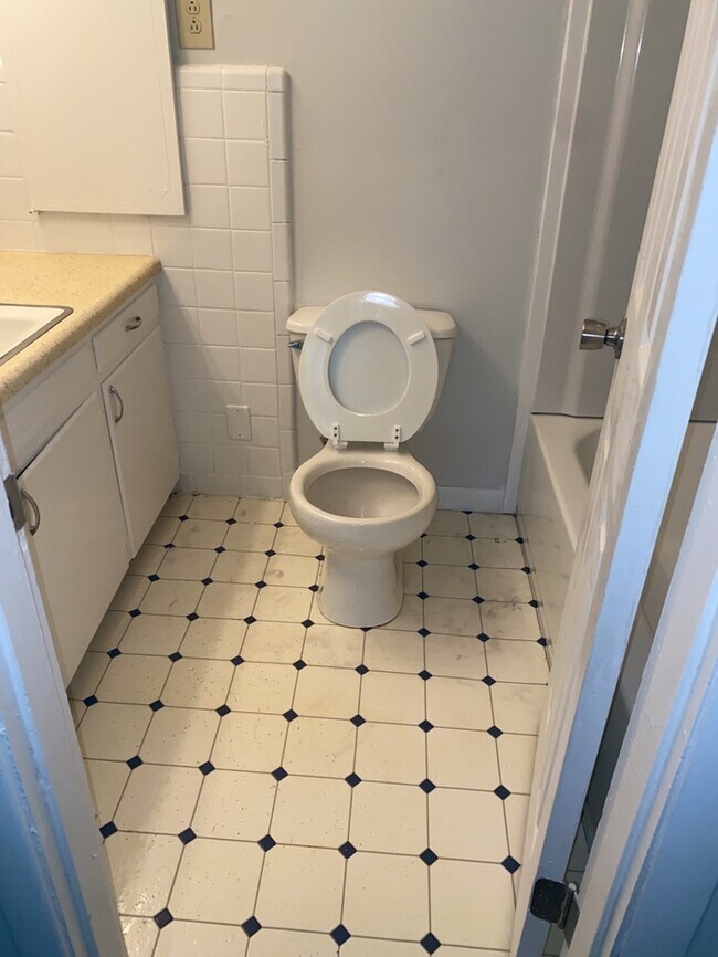 Building Photo - 3-bedroom 2 Bathroom