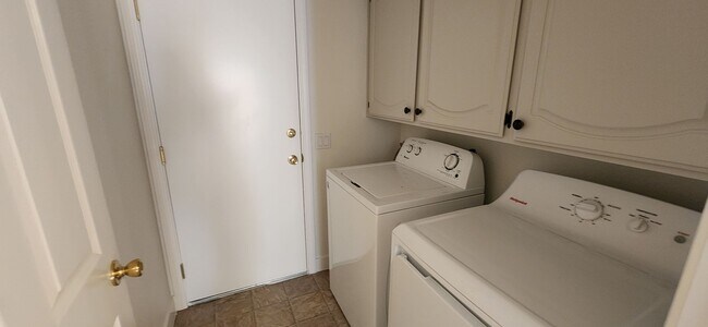 Building Photo - Large 3 Bedroom Home with a Loft
