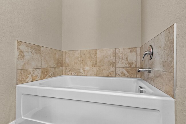 Building Photo - Beautiful home Located in desirable west F...