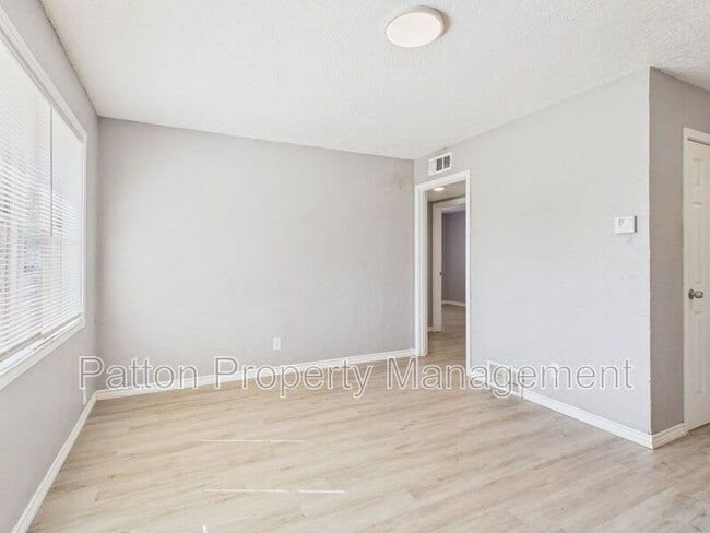 Building Photo - 3010 Westhaven Dr