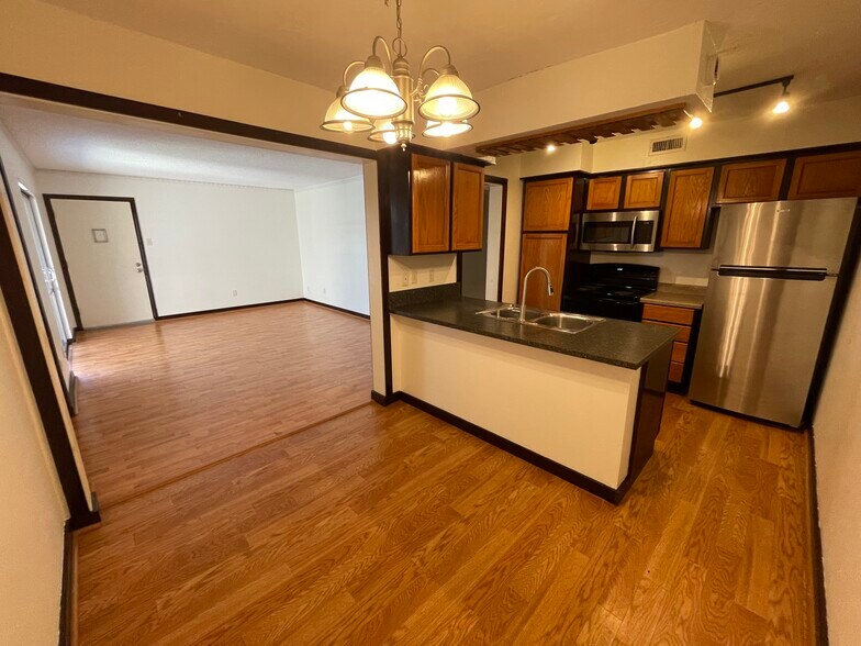 Building Photo - 5808 Sandhurst Ln