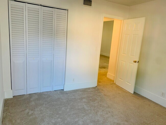 Building Photo - 330 Palmwood Pl