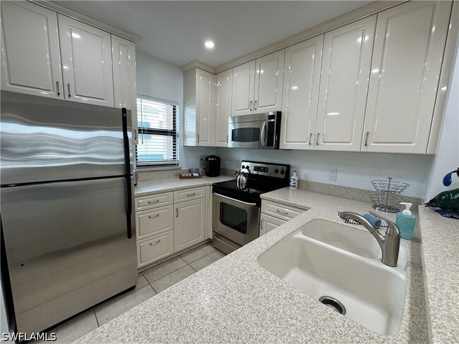Building Photo - 801 River Point Dr
