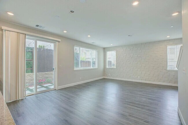 Building Photo - 1606 Lion St