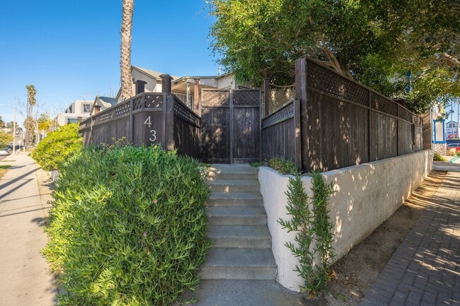 Building Photo - 430 N Francisca Ave