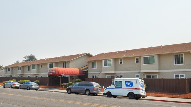 Building Photo - Courtyard Villa Apartments
