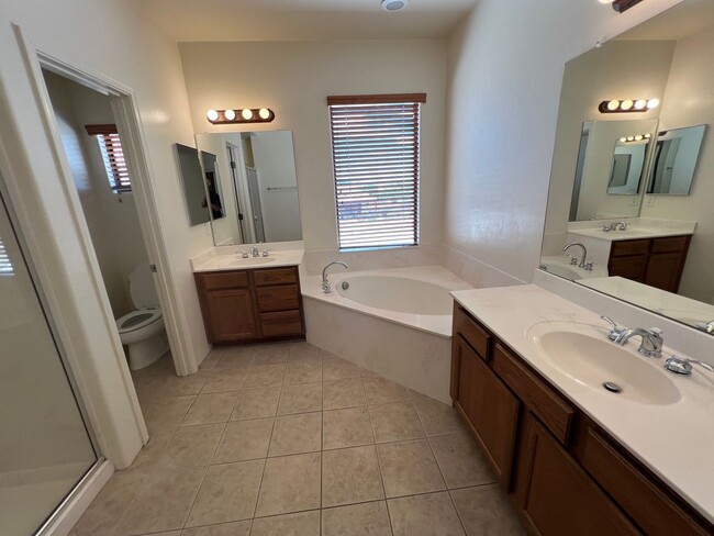 Building Photo - Spacious Southwestern 4/5 Bedroom 3 Bath H...