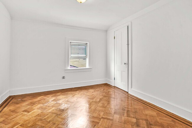 Building Photo - 1200 Beverley Rd