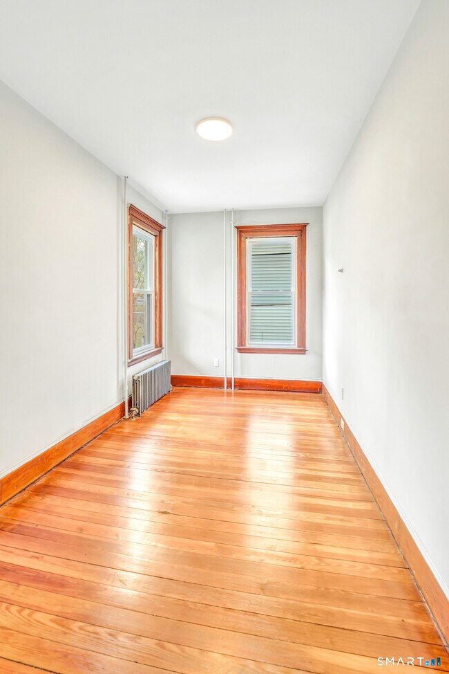 Building Photo - 114 Buckingham St