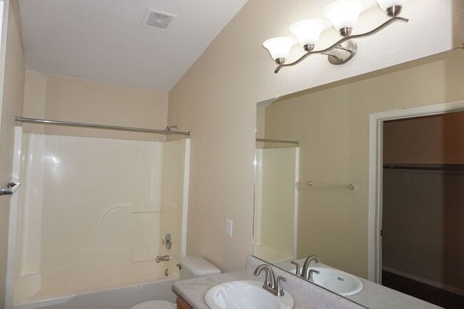Building Photo - Popular Location, 3Bdm 2Ba Home