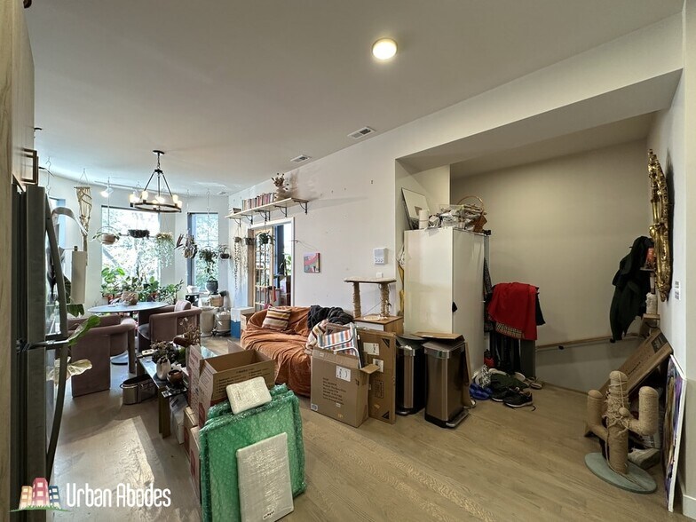 Building Photo - 841 N Mozart St