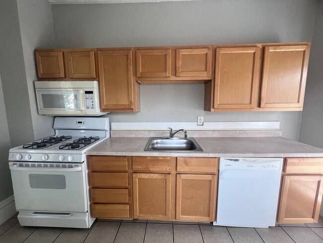Building Photo - Adorable and Spacious Upper One Bedroom on...