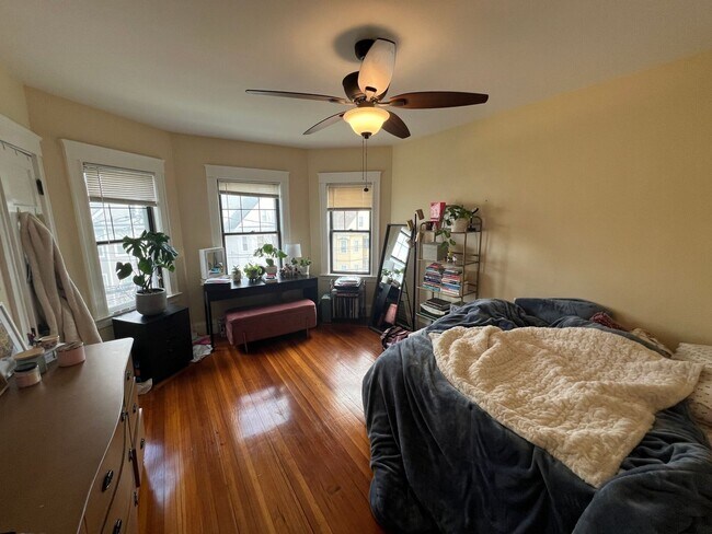 Building Photo - 9/1 Renovated 4BR/2BA with laundry in unit, AC near Porter/Harvard!