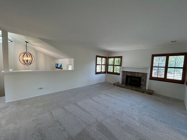 Building Photo - Must See Spacious Alamo 4BR Home with Remo...