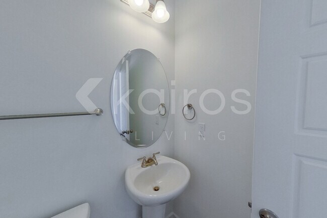 Building Photo - 102 Old Stone Crossing