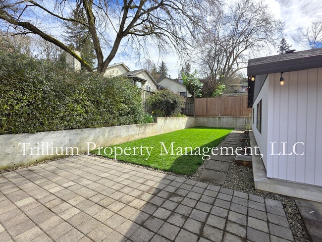 Building Photo - 110 SE 65th Ave