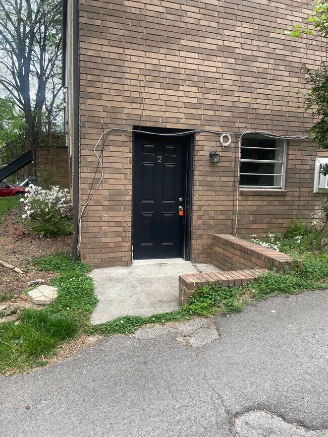 Building Photo - Knoxville 37912 - Spacious 1 bedroom, 1 bath apartment - Contact Lisa Vineyard and Shannon Russel...