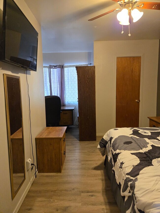 Building Photo - Furnished Four Bedroom Home With Sierra Bl...