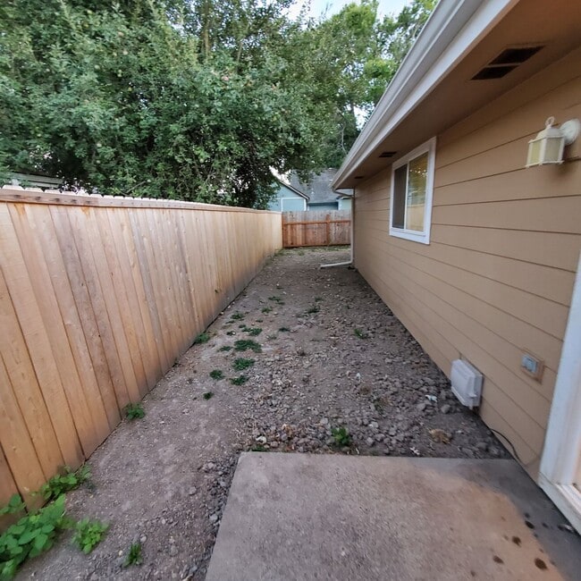 Building Photo - 30th Place Duplex