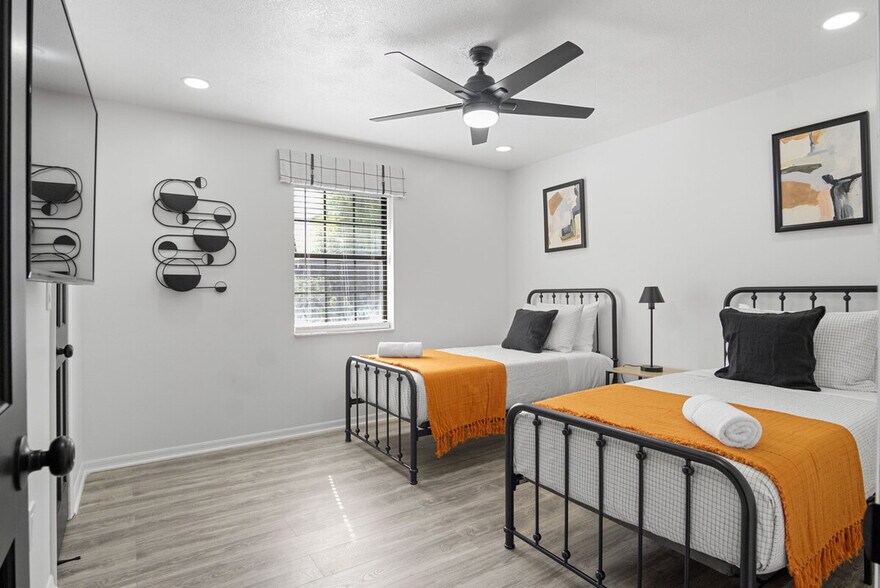 Building Photo - 2540 Albany Dr