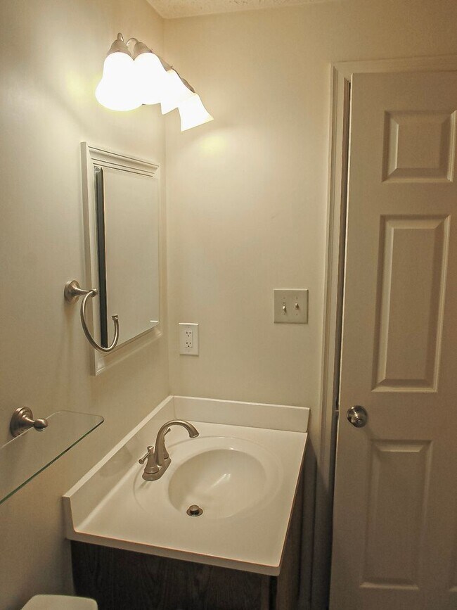 Building Photo - Lovely 2 Bedroom 2 Bathroom Townhome With ...