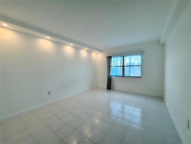 Building Photo - 400 Kings Point Dr