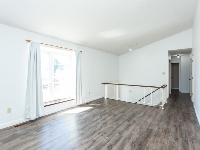 Building Photo - 743 Eaglebrooke Dr