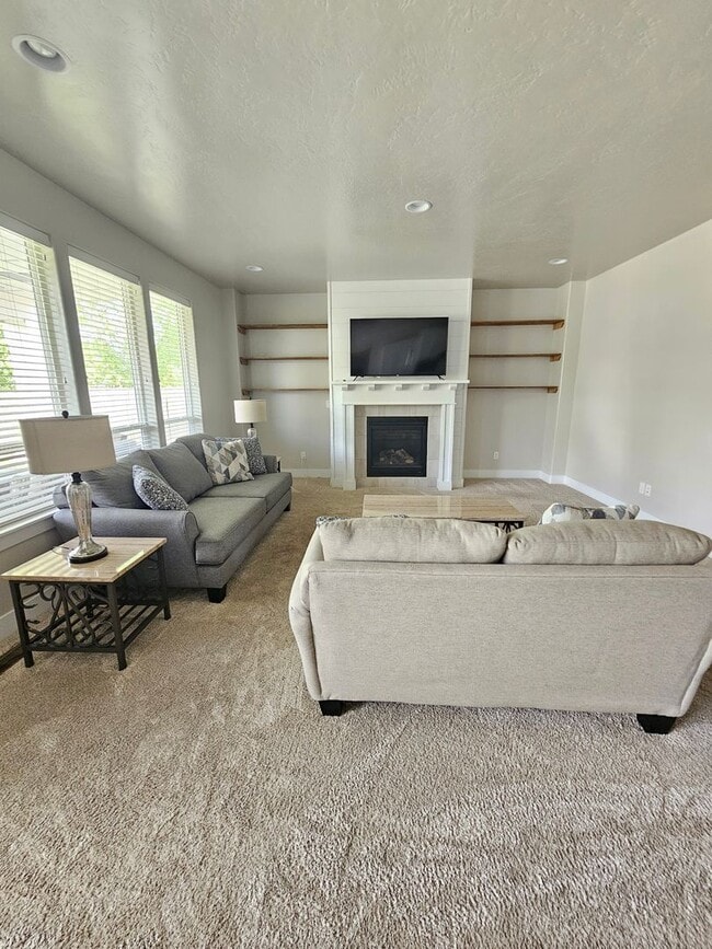 Building Photo - Ready now this beautiful 3 Bedroom Upscale...