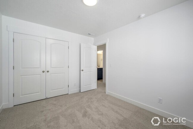 Building Photo - Brand New Beautiful Townhome in Riverton!