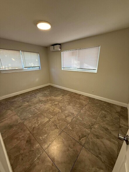 Building Photo - 1231 W River Dr