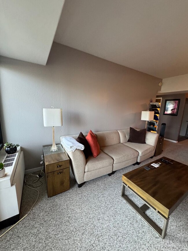 Building Photo - Lovely and Stylish Condo - 1 Bed, 1 Bath a...