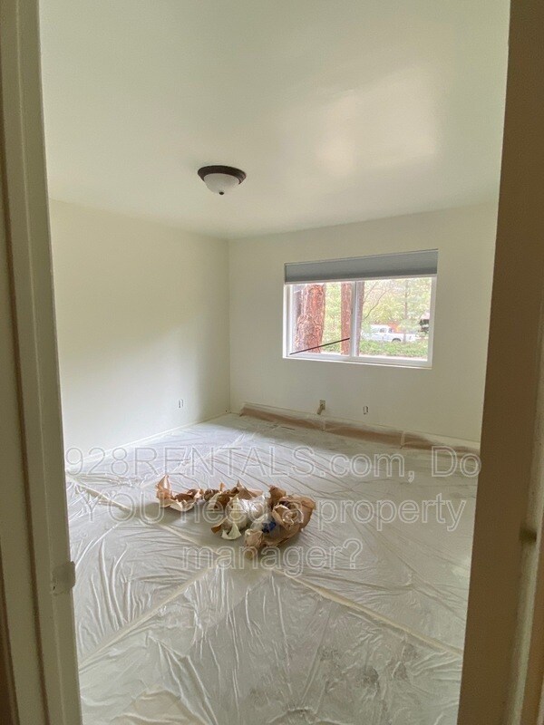 Building Photo - 801 W University Heights Dr S