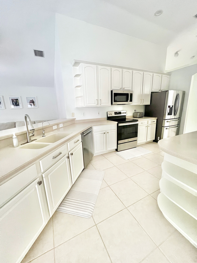 Building Photo - 515 Somerhill Dr NE